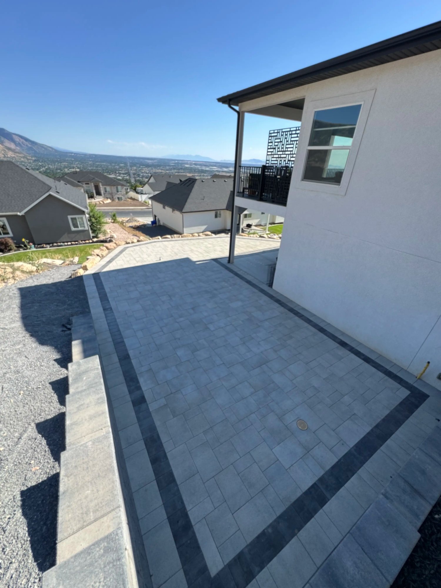 Paver patio with dark border